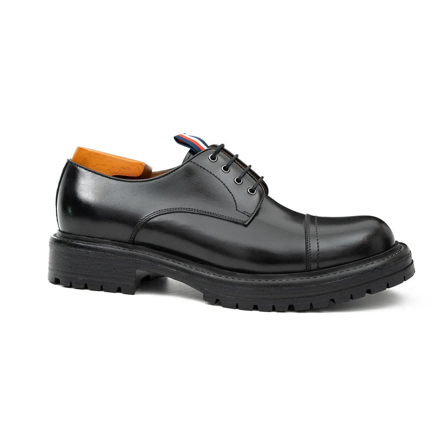 Scarpe derby con punta a coda di rondine in pelle di vitello nera per uomo