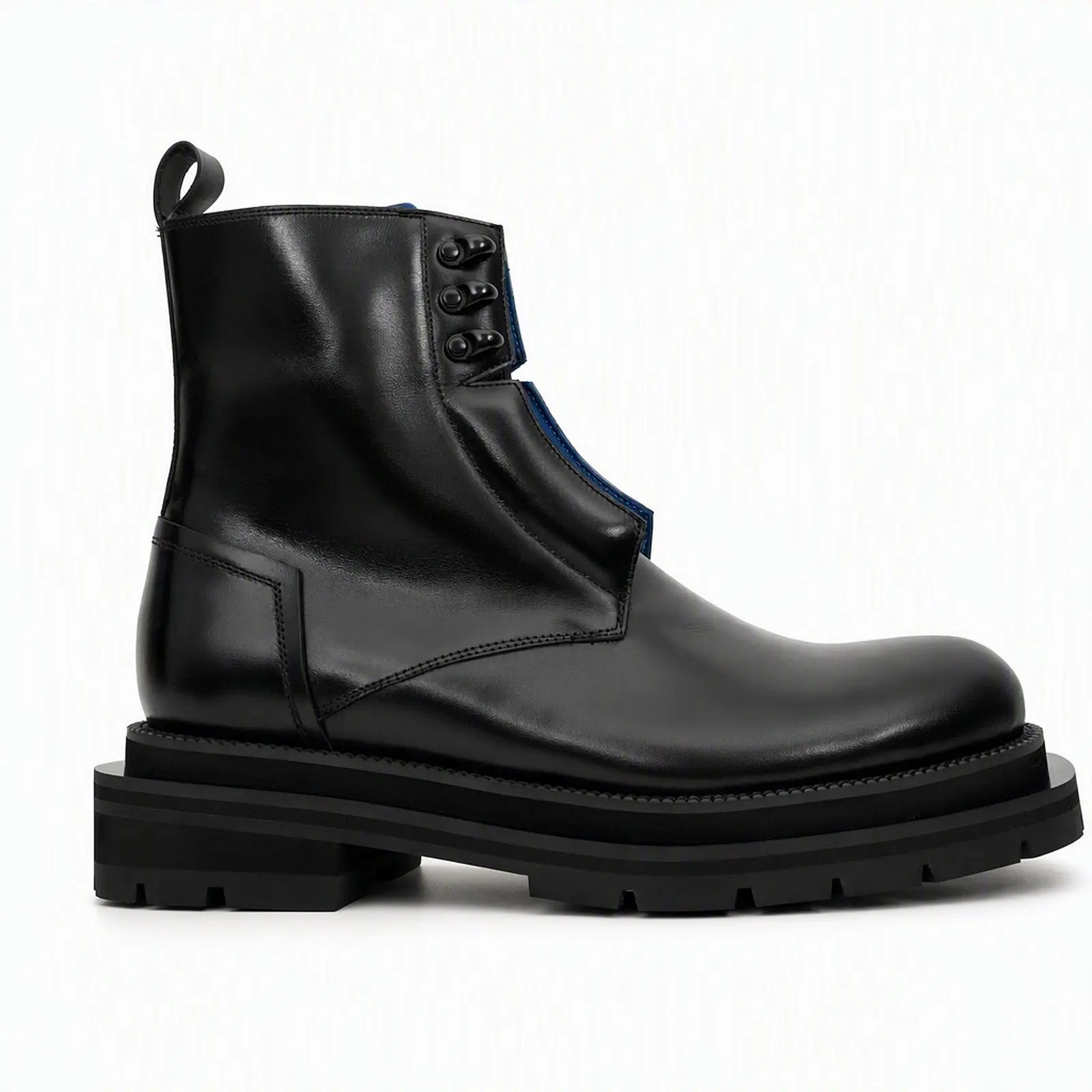 Schwarze Lederstiefel mit blauer Stollensohle