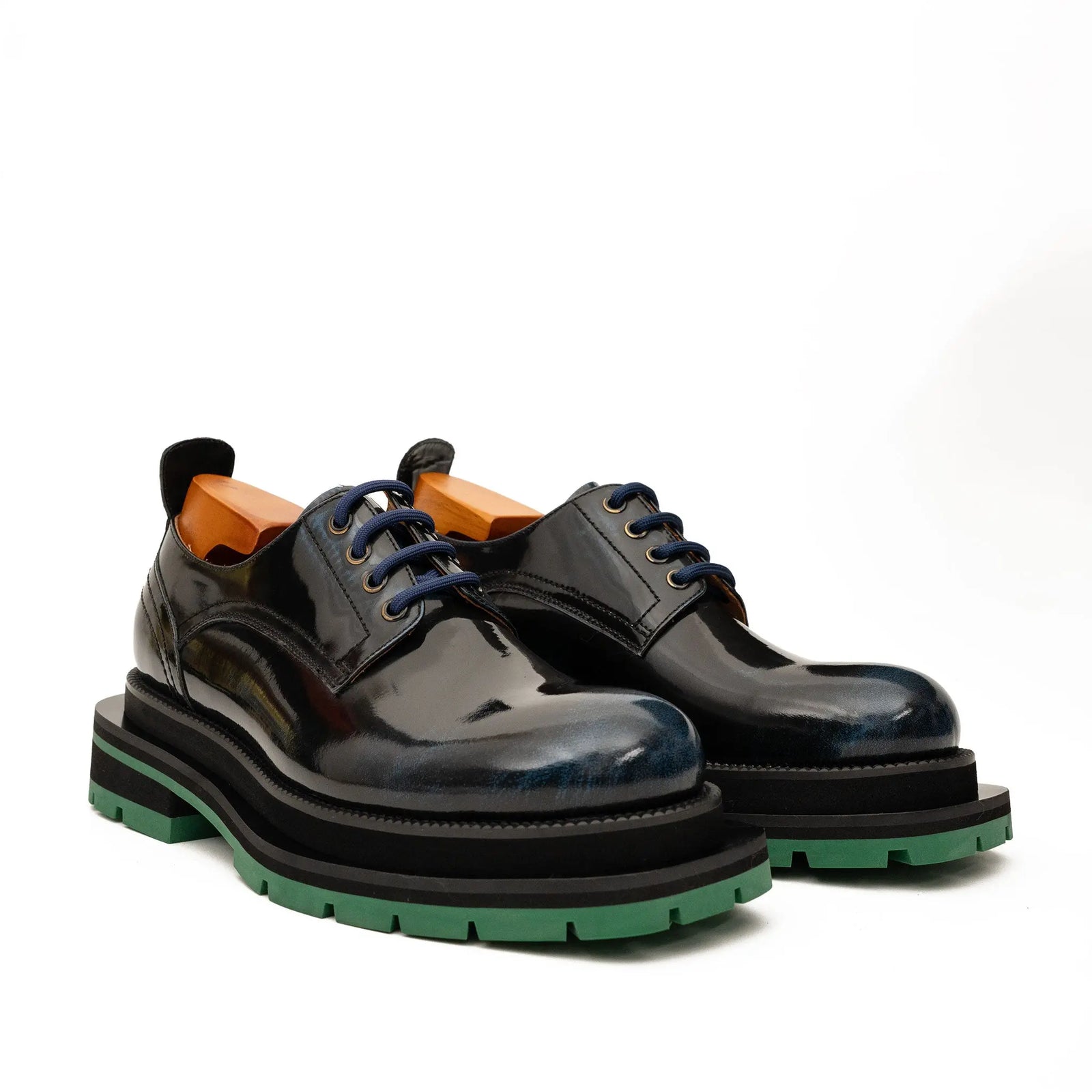 DIVINCH 8222KC-L black patent derby shoes pair front three-quarter view