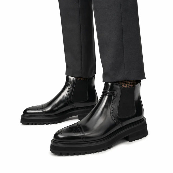 Botins Chelsea brogue com sola com calombo