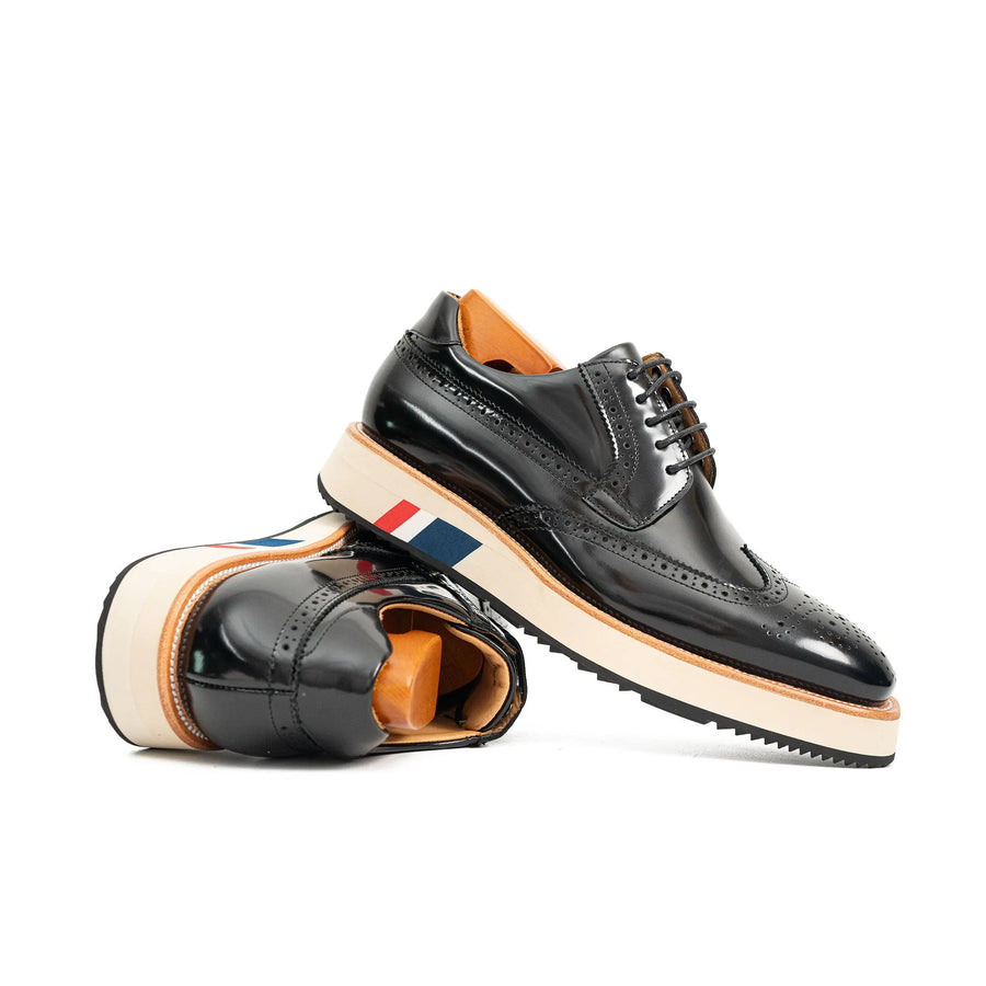 Schwarze Brogue-Schuhe mit farbenfroher Sohle