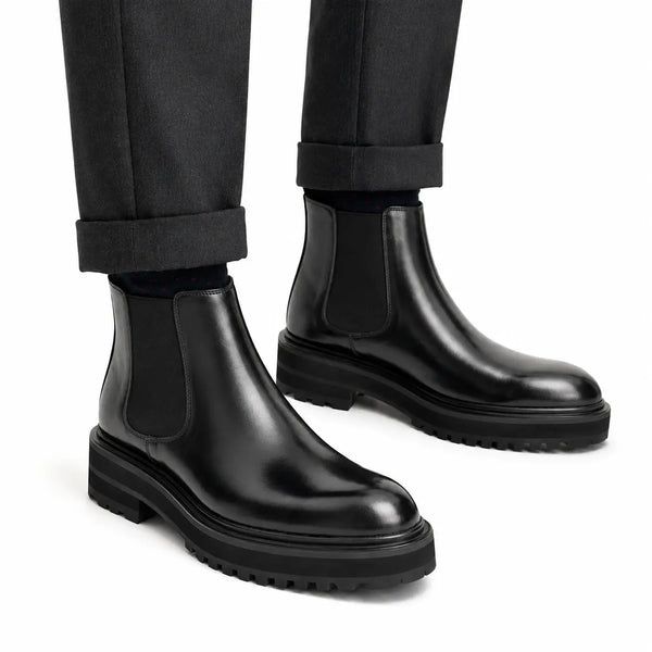 Botins Chelsea Pretos com Sola Tratorada de Contraste