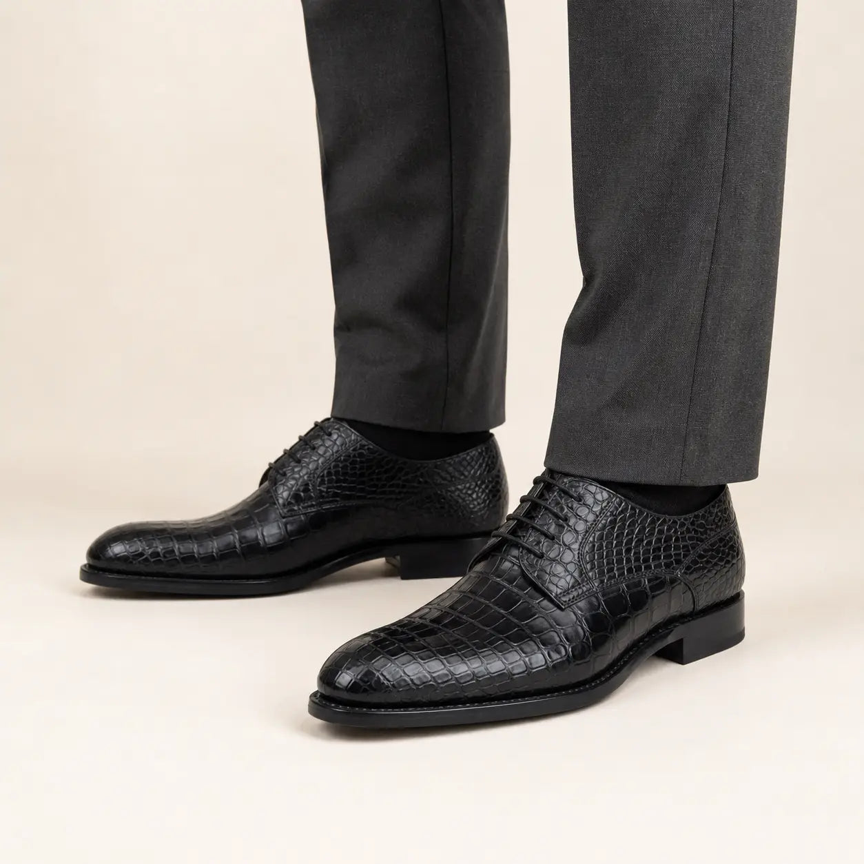 DIVINCH Black Crocodile Derby Oxford on-foot studio view