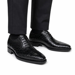 Scarpa elegante nera con texture effetto coccodrillo