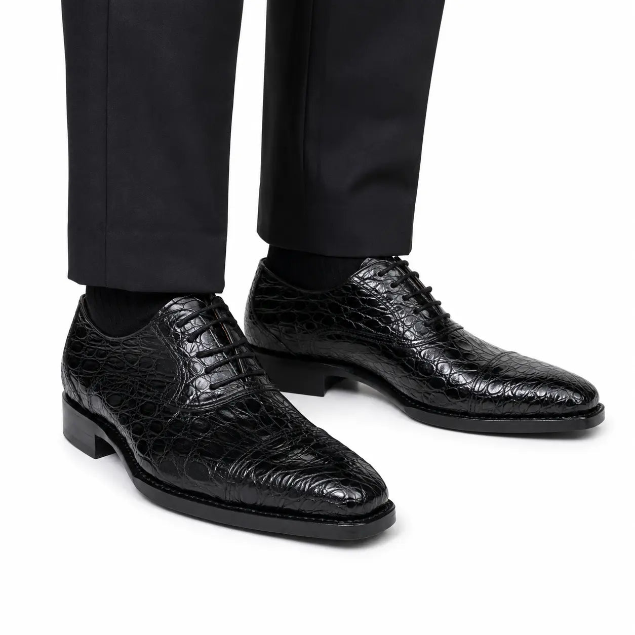 Scarpa elegante nera con texture effetto coccodrillo