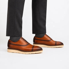 Oxford brogue in pelle cognac con punta a cappuccio e suola carrarmato a contrasto