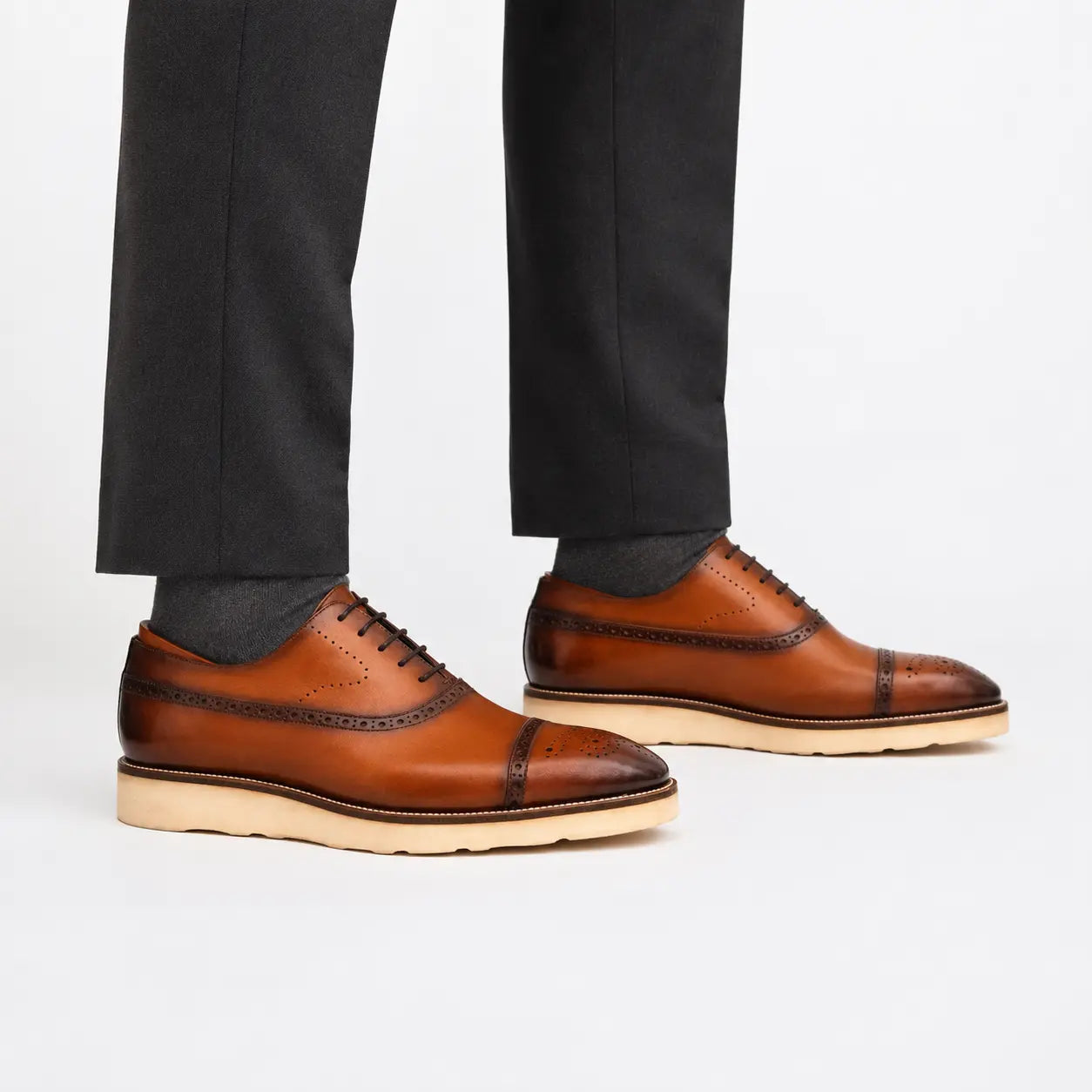 Oxford brogue in pelle cognac con punta a cappuccio e suola carrarmato a contrasto