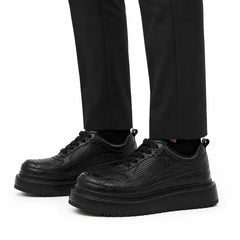 Sneaker con plateau nero effetto coccodrillo