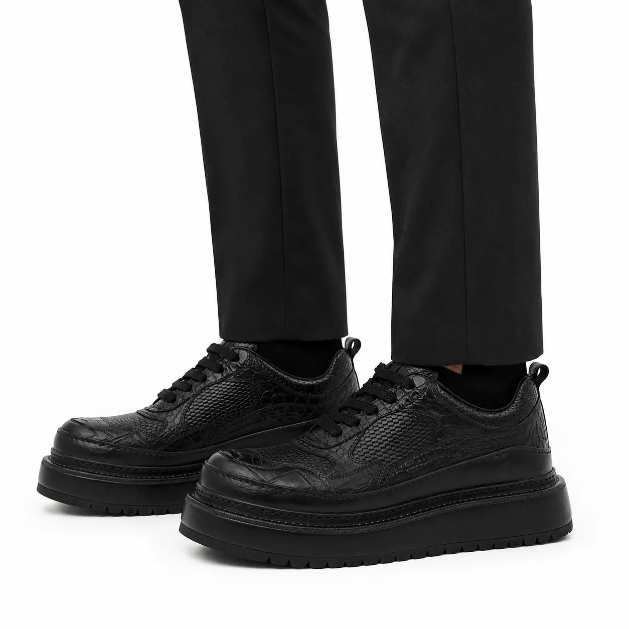 Sneaker con plateau nero effetto coccodrillo