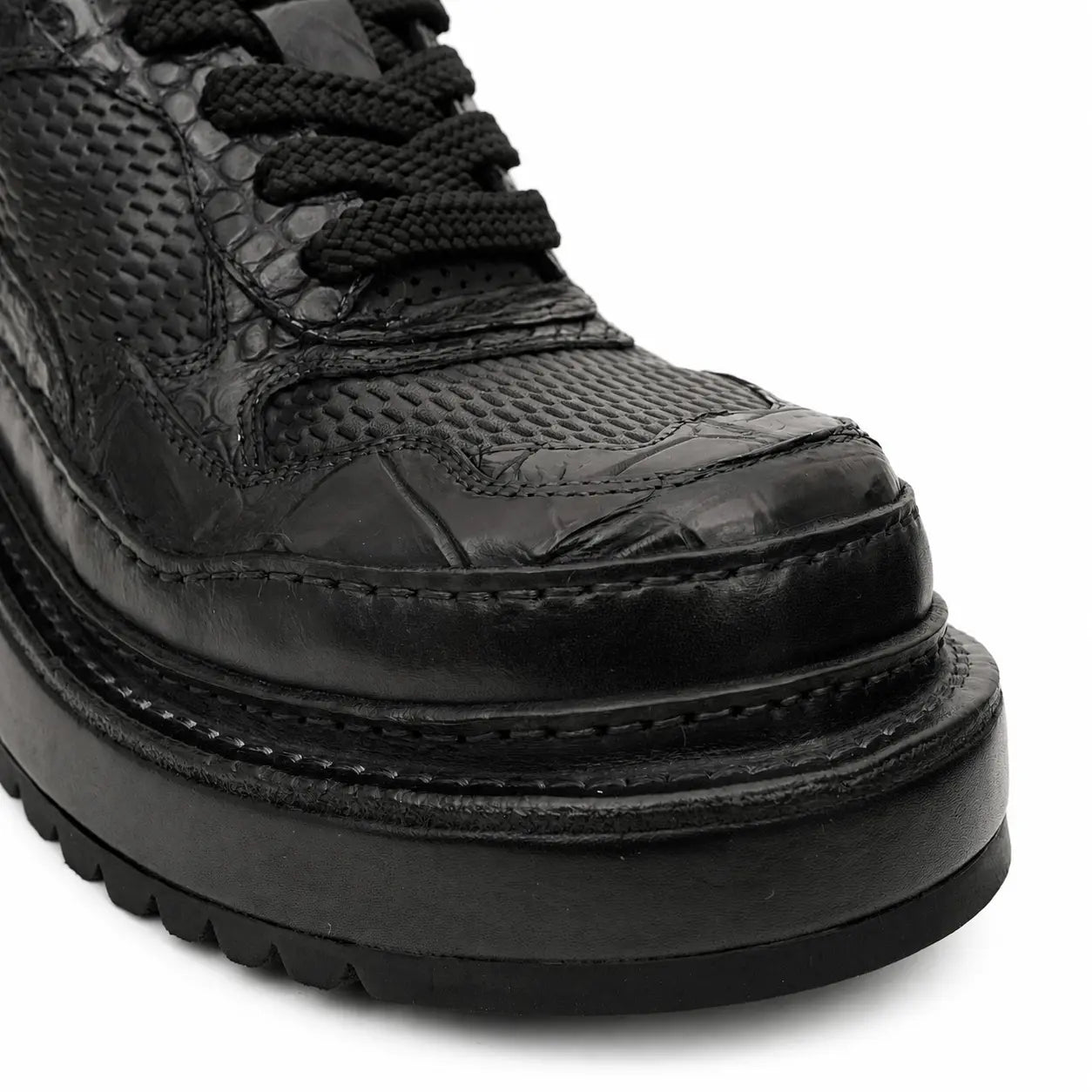Sneaker con plateau nero effetto coccodrillo