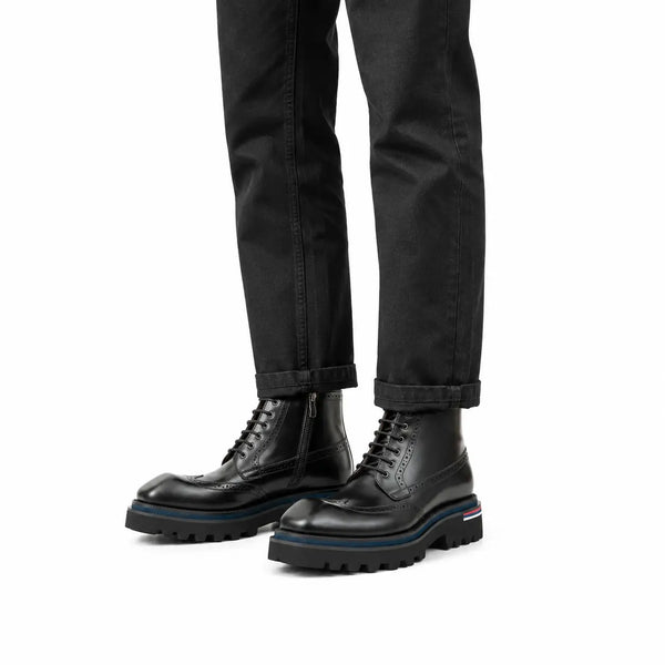 Schwarzer Kampfstiefel mit Lug-Sohle