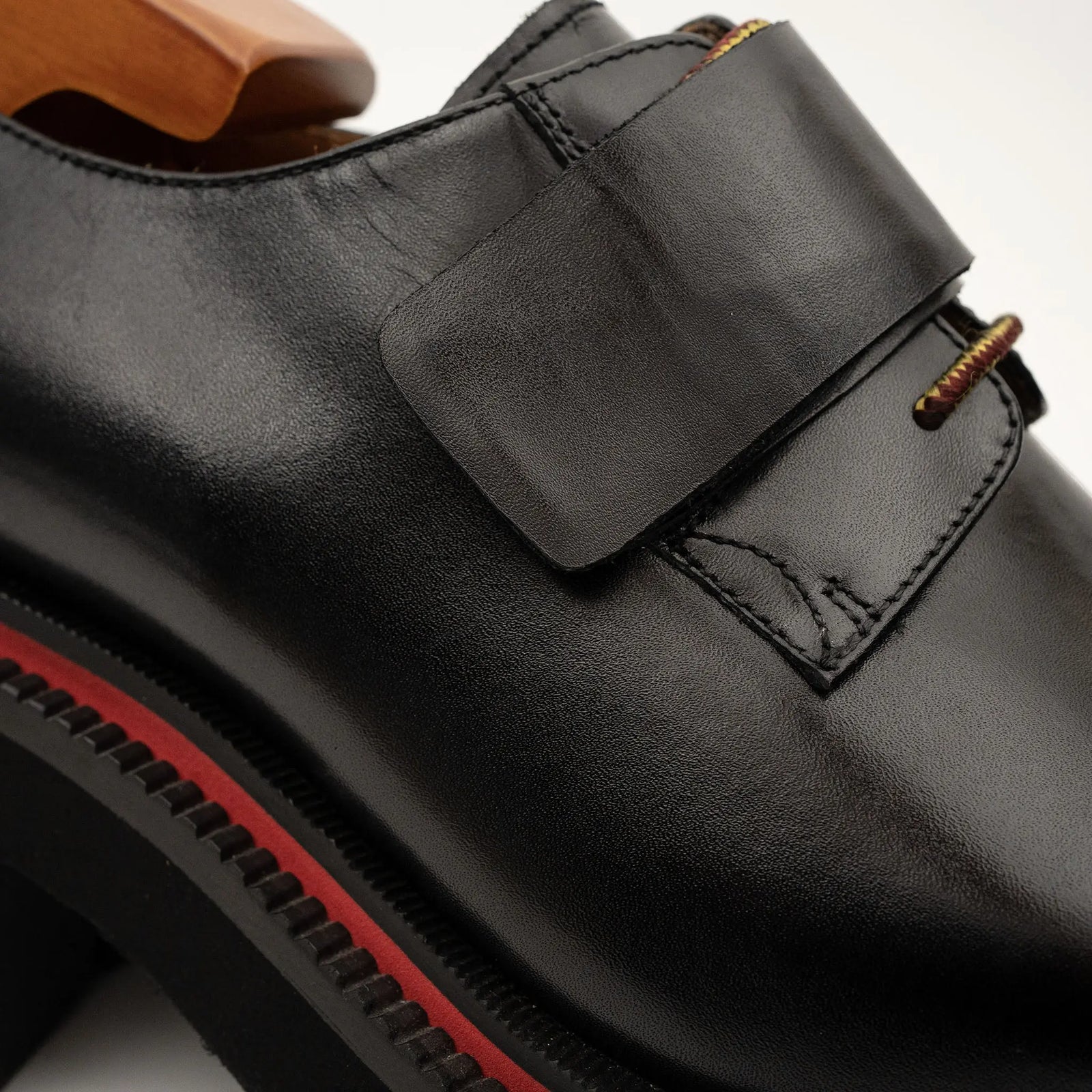 DIVINCH 5037B black lug sole strap shoes upper detail