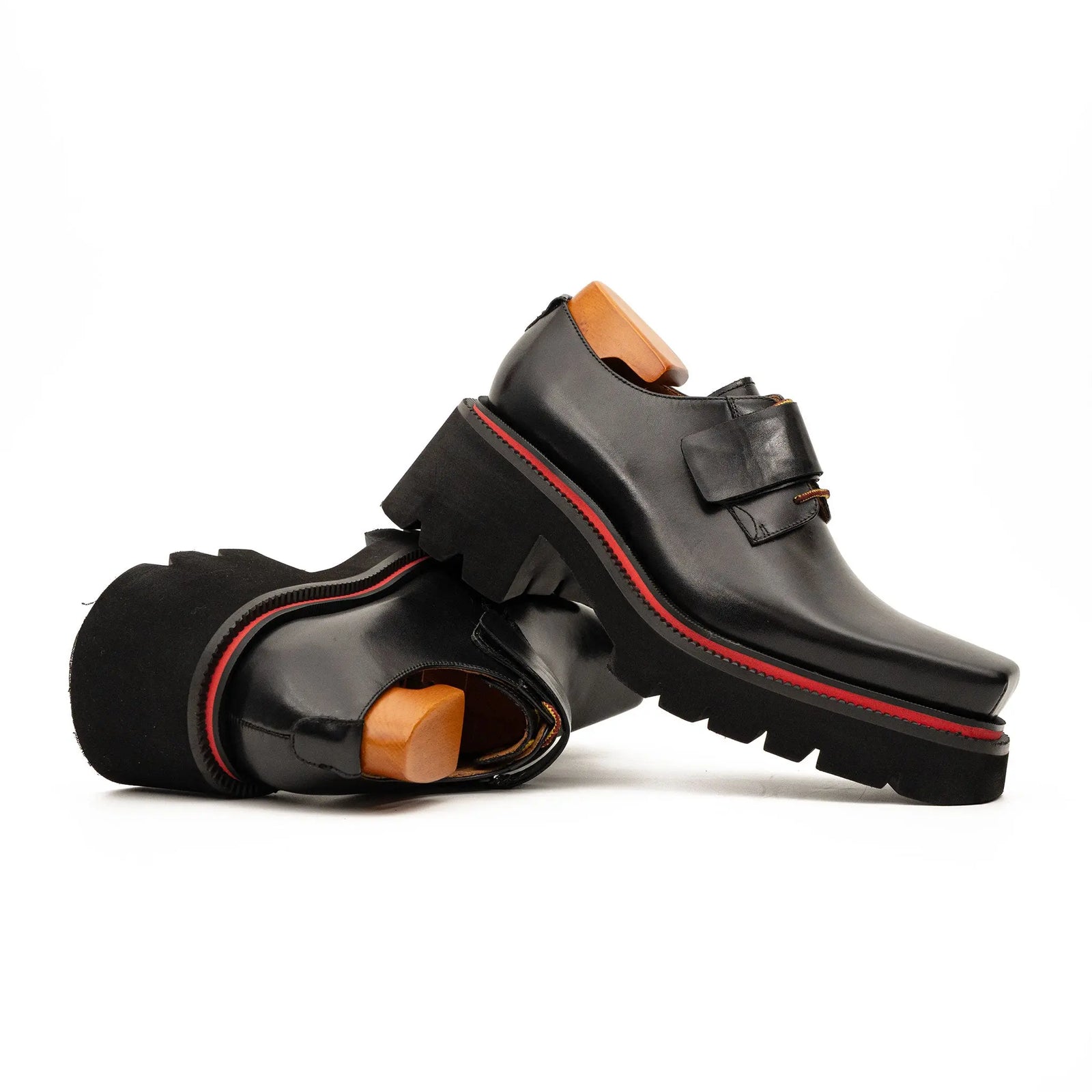 DIVINCH 5037B black lug sole strap shoes dynamic angle view
