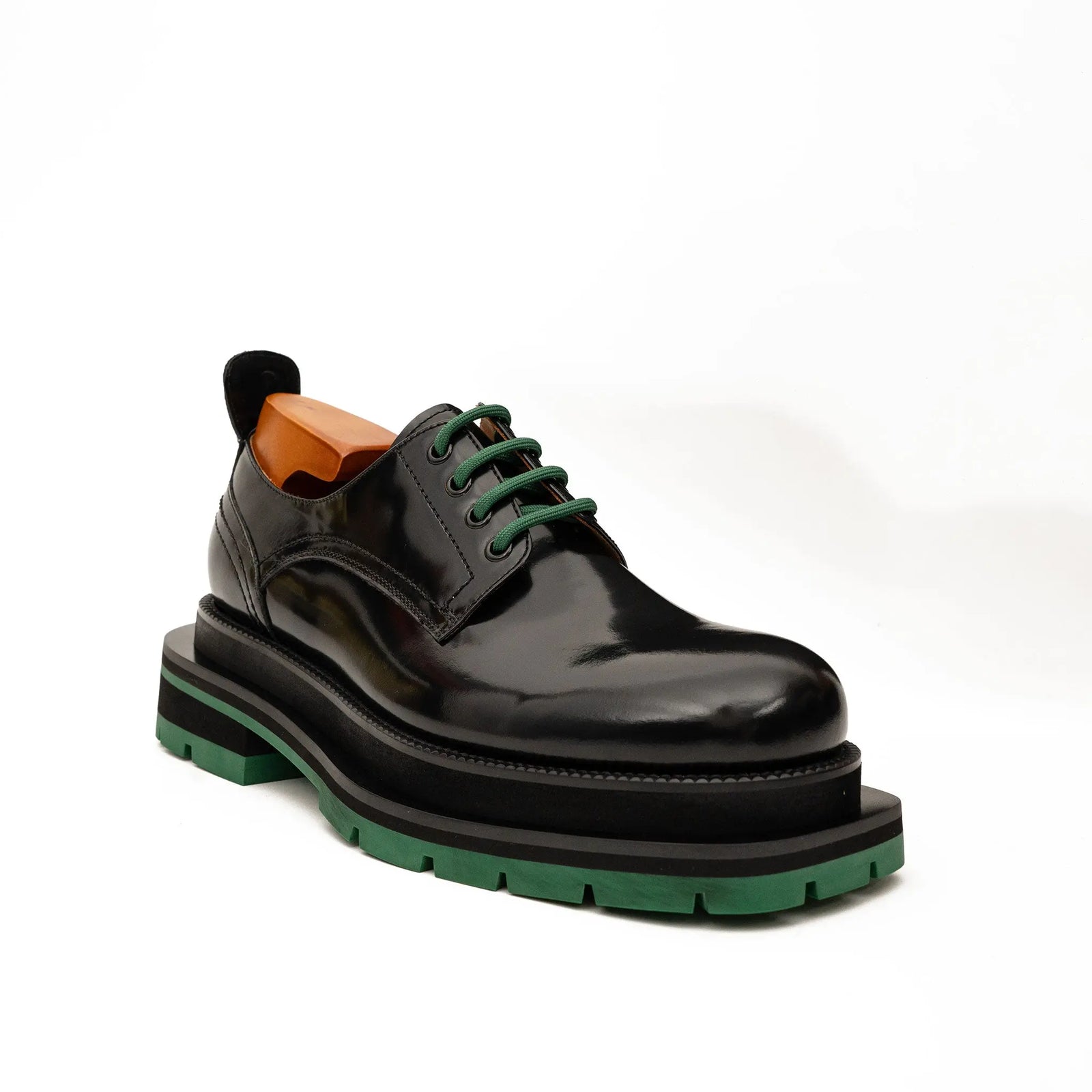 DIVINCH 8222KB-L black derby shoe front three-quarter view with green laces