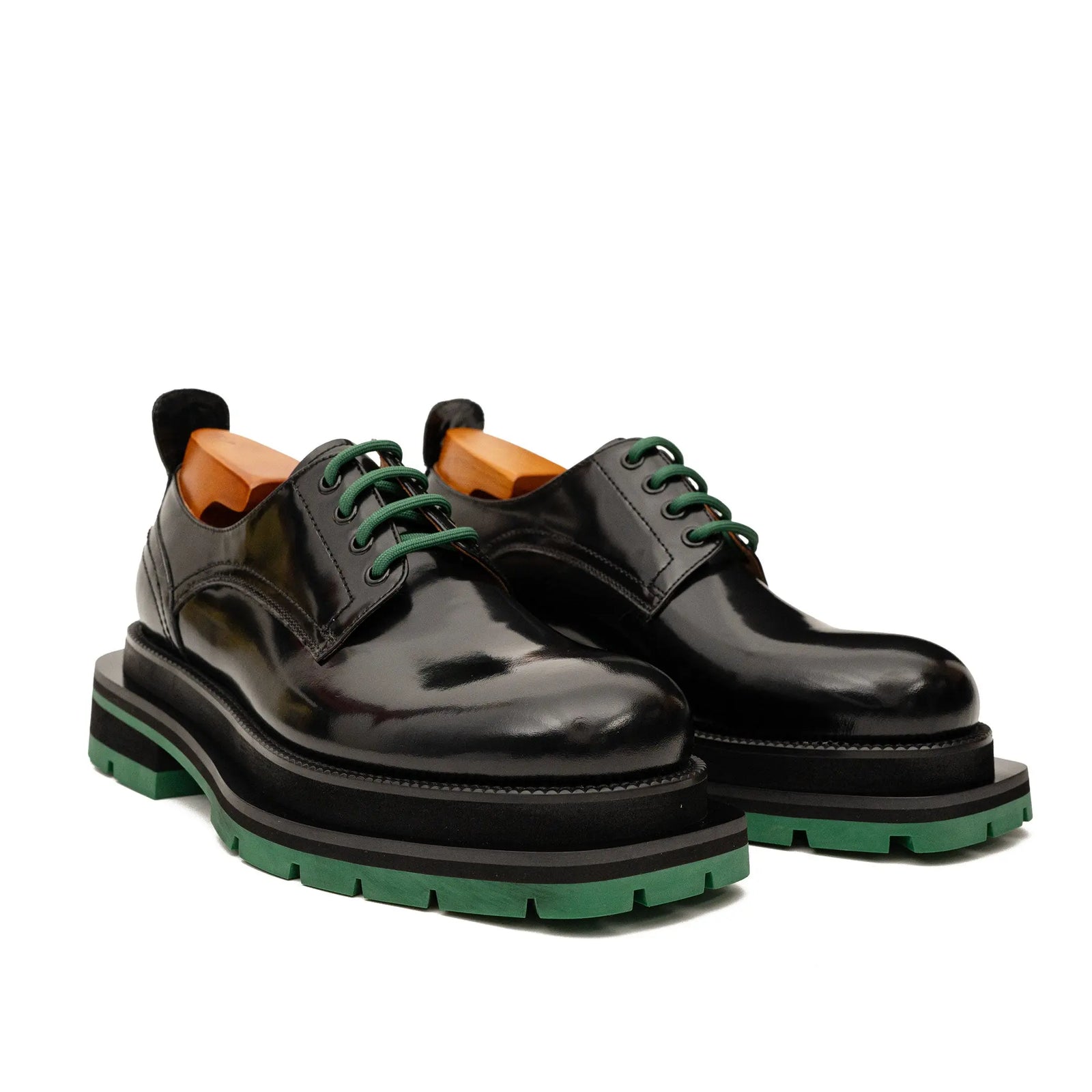 DIVINCH 8222KB-L black derby shoes pair front three-quarter view with green laces