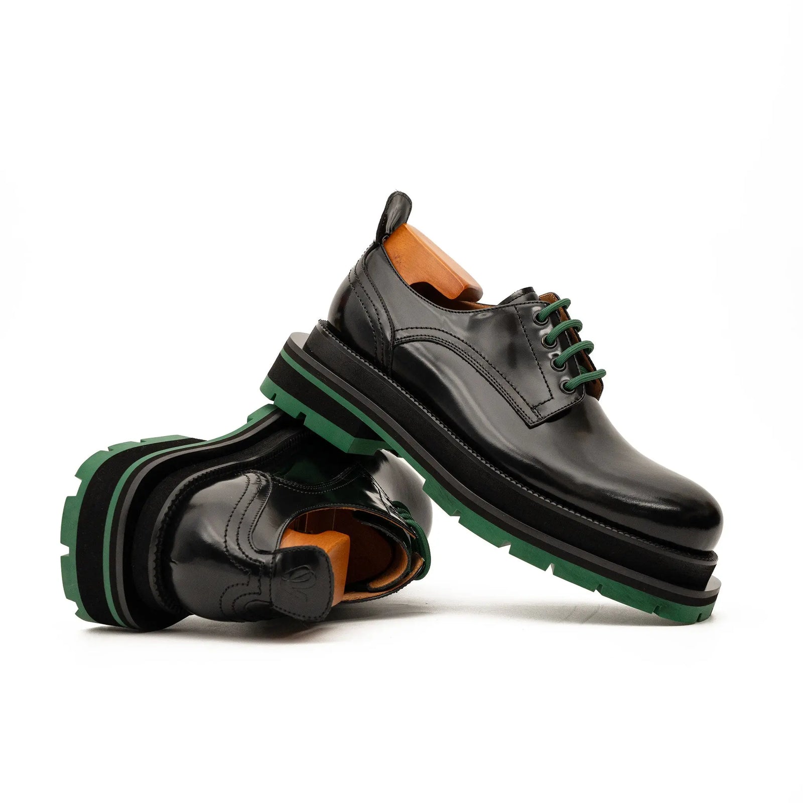 DIVINCH 8222KB-L black derby shoes dynamic pair angle with green lug sole