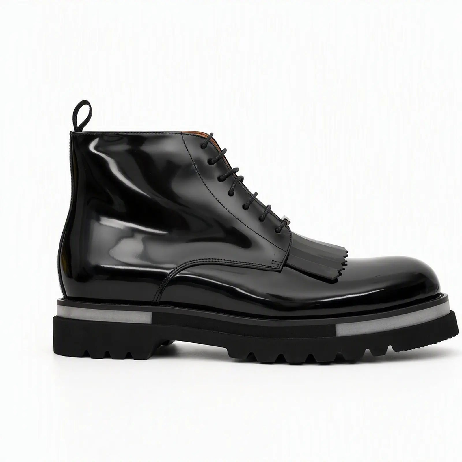 Schwarze Lackleder-Stiefel mit Fransen und Stollensohle