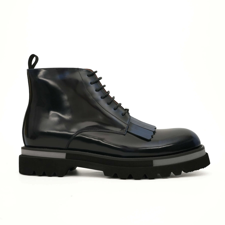 Schwarze Lackleder-Schnürstiefel