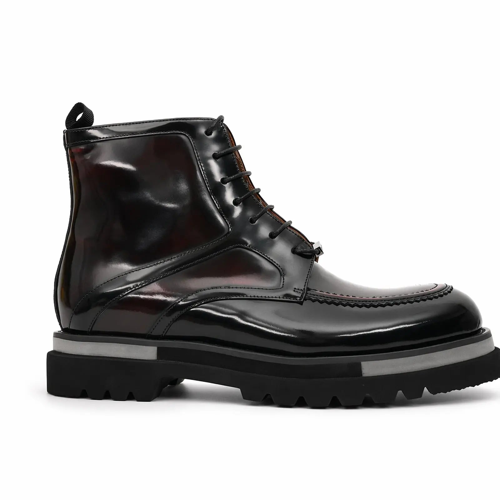 Schwarze Lacklederstiefel mit Stollensohle
