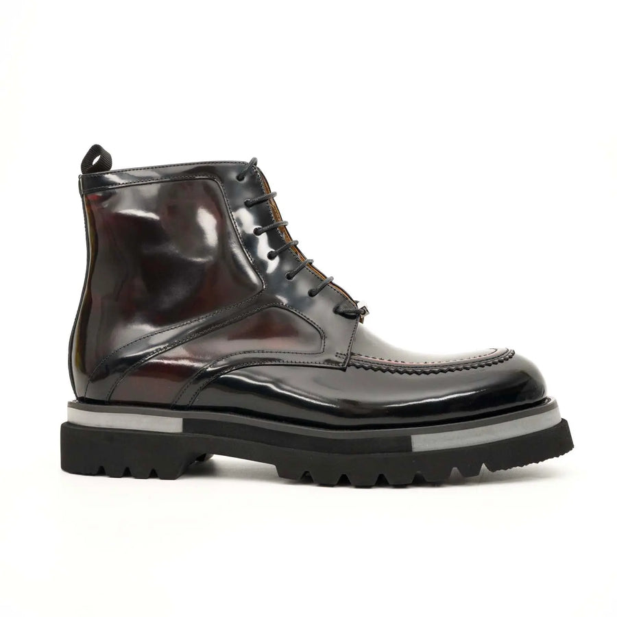 Schwarze Lacklederstiefel mit Stollensohle