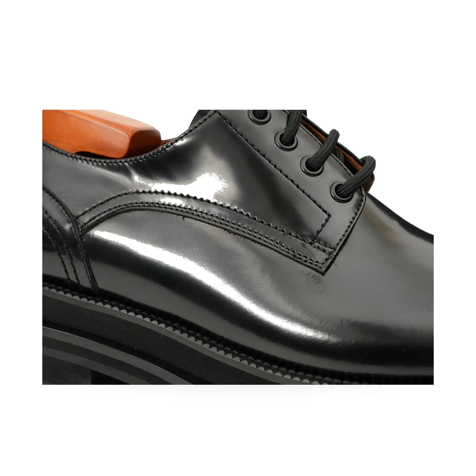 DIVINCH black polished derby upper and welt detail