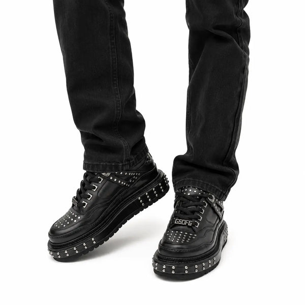 Sneaker de Plataforma com Tachas na Cor Preta