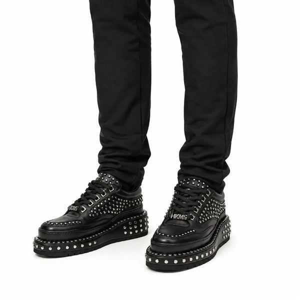 Sneaker de Plataforma com Tachas na Cor Preta
