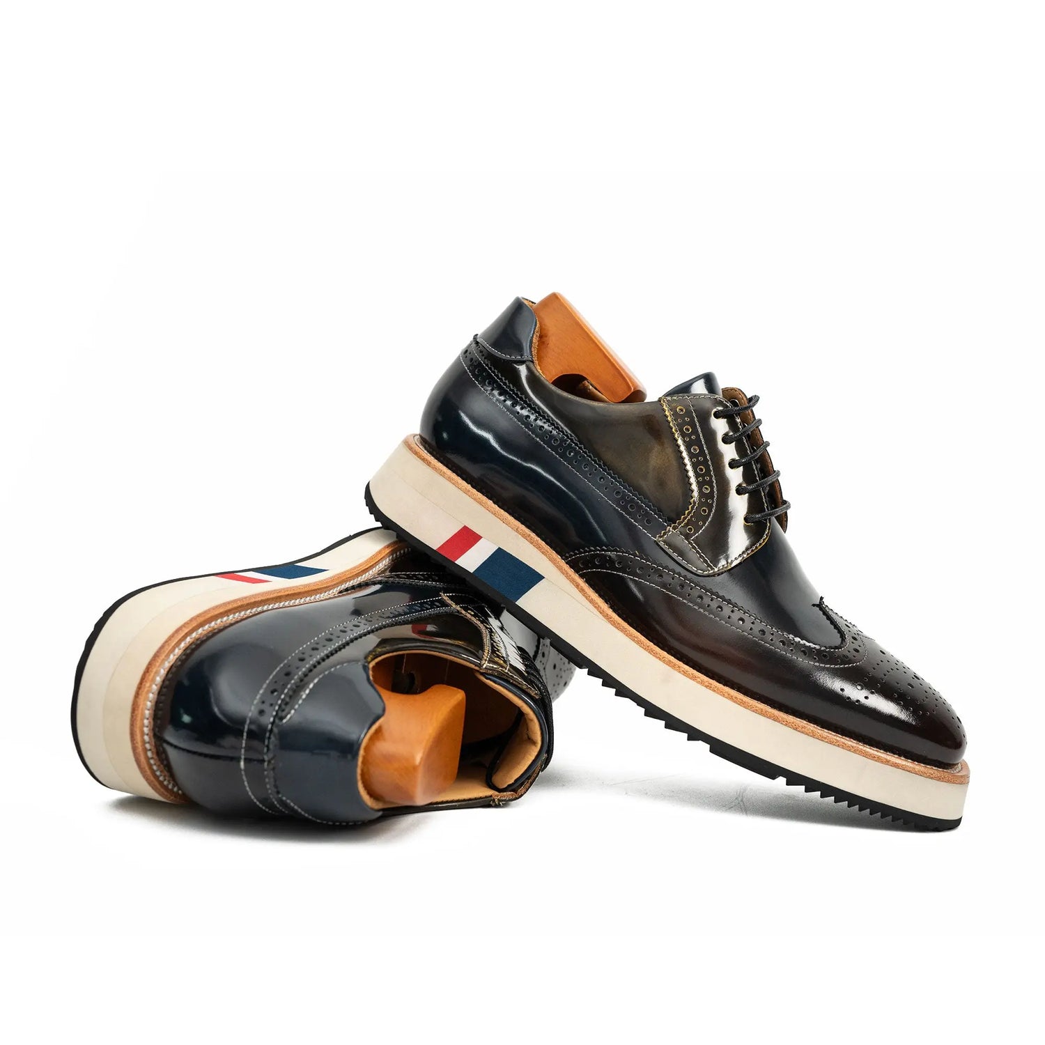 Brogues Pretos e Marrons com Sola Listrada