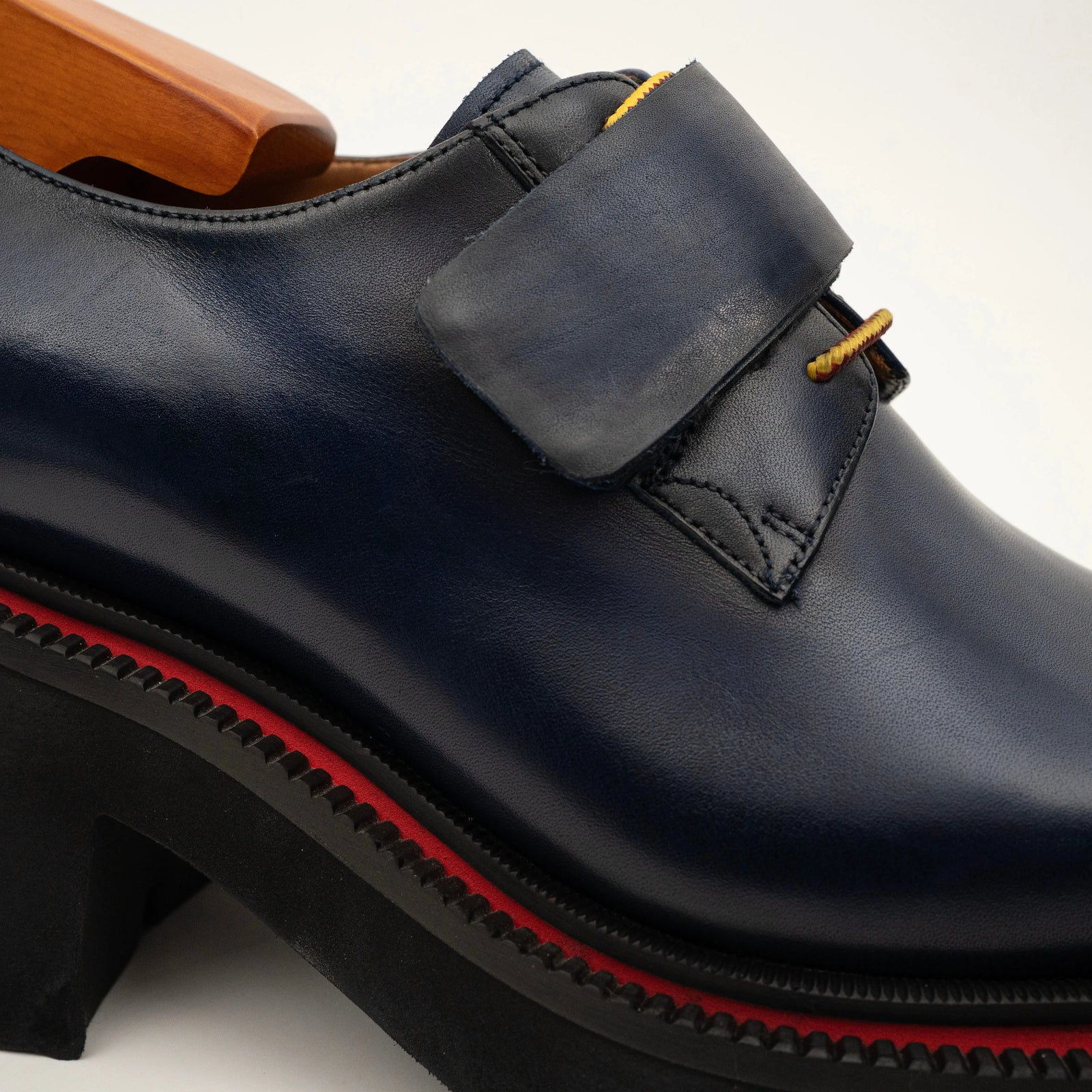 DIVINCH 5037C blue platform strap shoes upper and strap detail