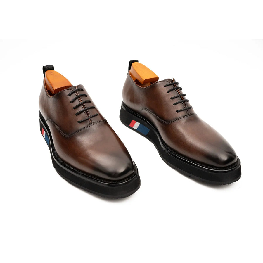 Sapatos Oxford de bico liso em couro marrom para homem