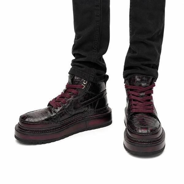 Sneaker de cano alto com plataforma em couro de crocodilo bordeaux