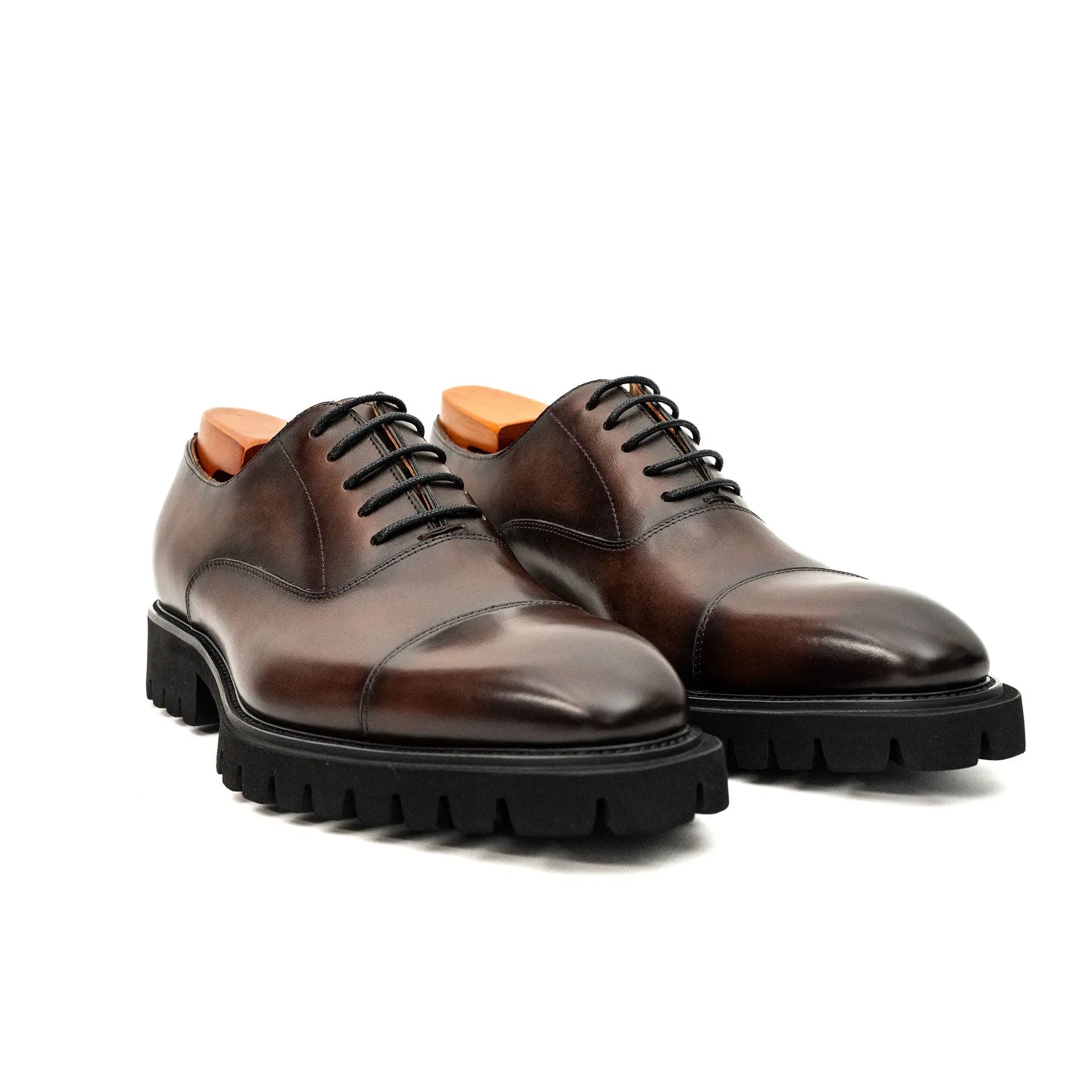 Gebürstete braune Gummisohlen-Oxfords