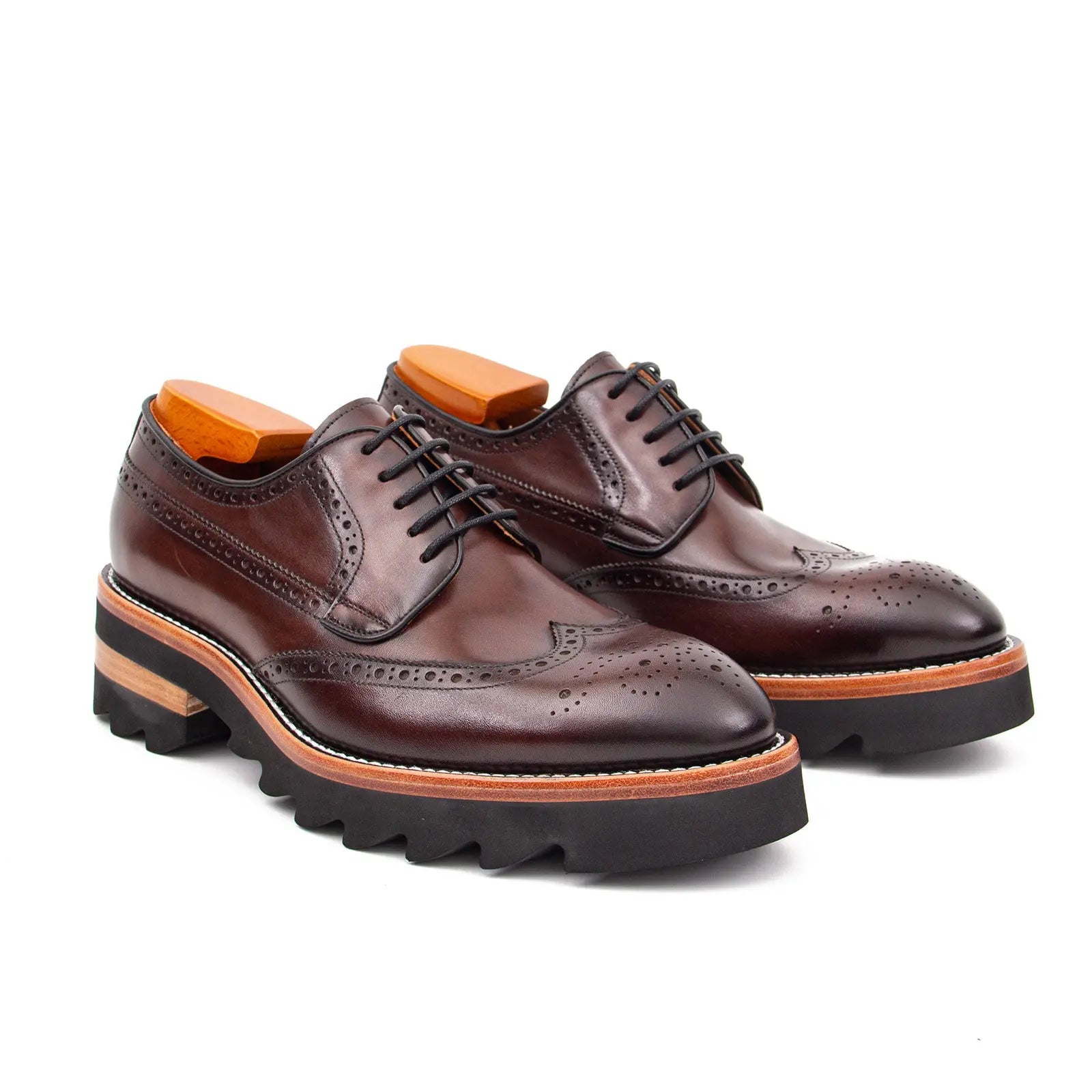 Calfskin Brogue Derby Shoes with Unique Leather Divinch