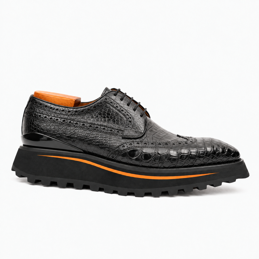 Derby in pelle di vitello nera con punta wingtip e texture a squame