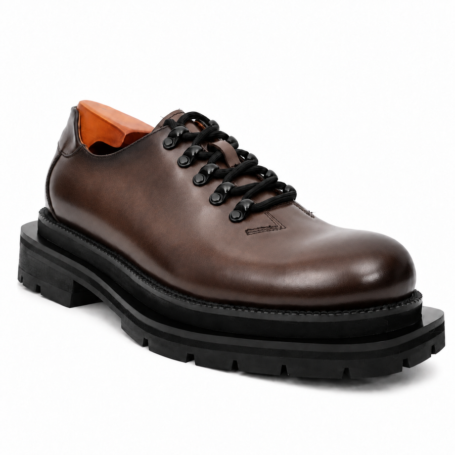 Scarpa Derby nera con punta liscia, platform, finitura lucida e suola scolpita