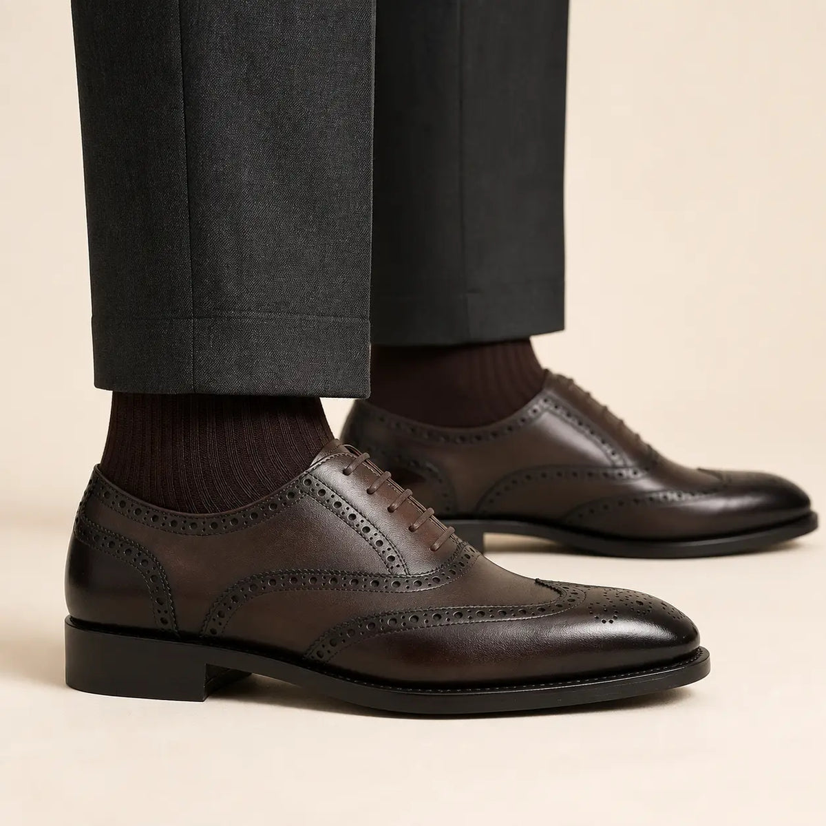 DIVINCH Classic Brown Wingtip Oxford on foot — warm studio side profile