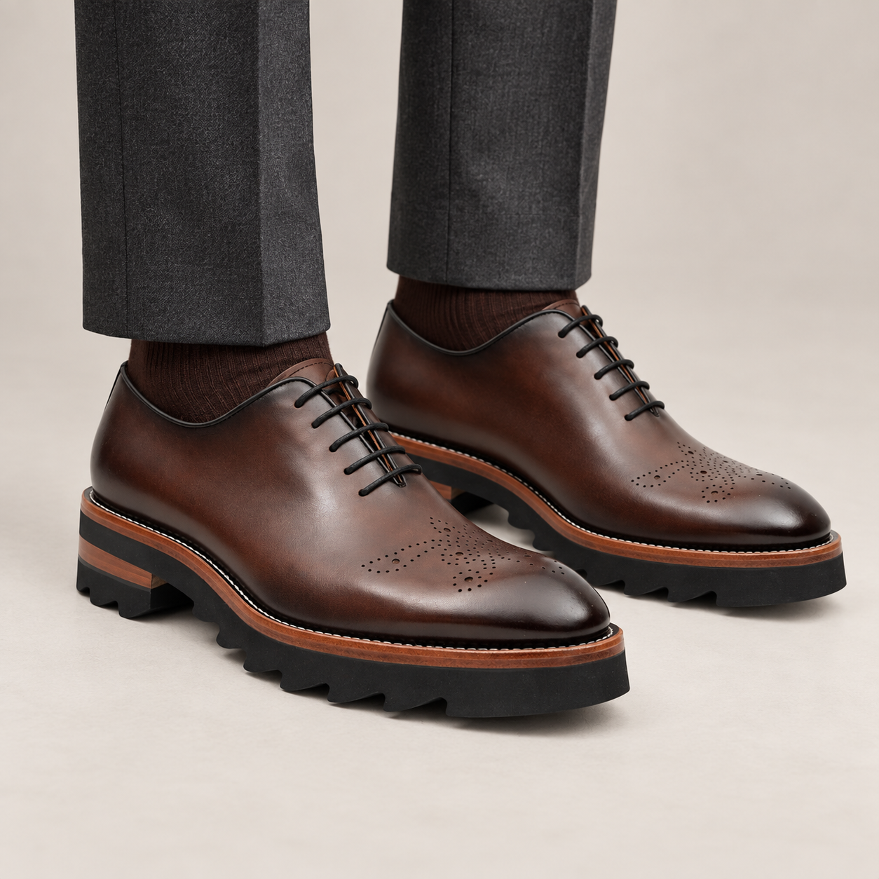 DIVINCH 6121A coffee-brown wholecut medallion Oxford with lug sole on foot