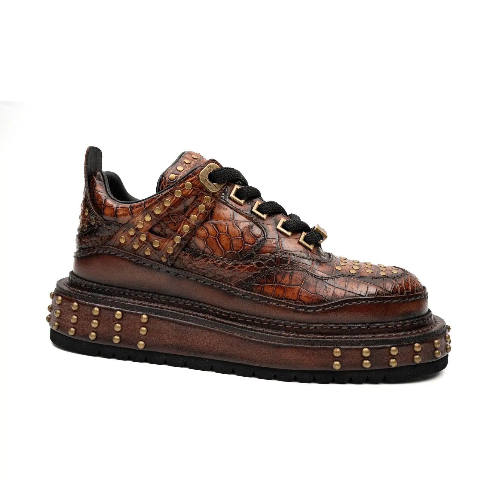 Baskets à plateforme cloutées en crocodile du Nil cognac