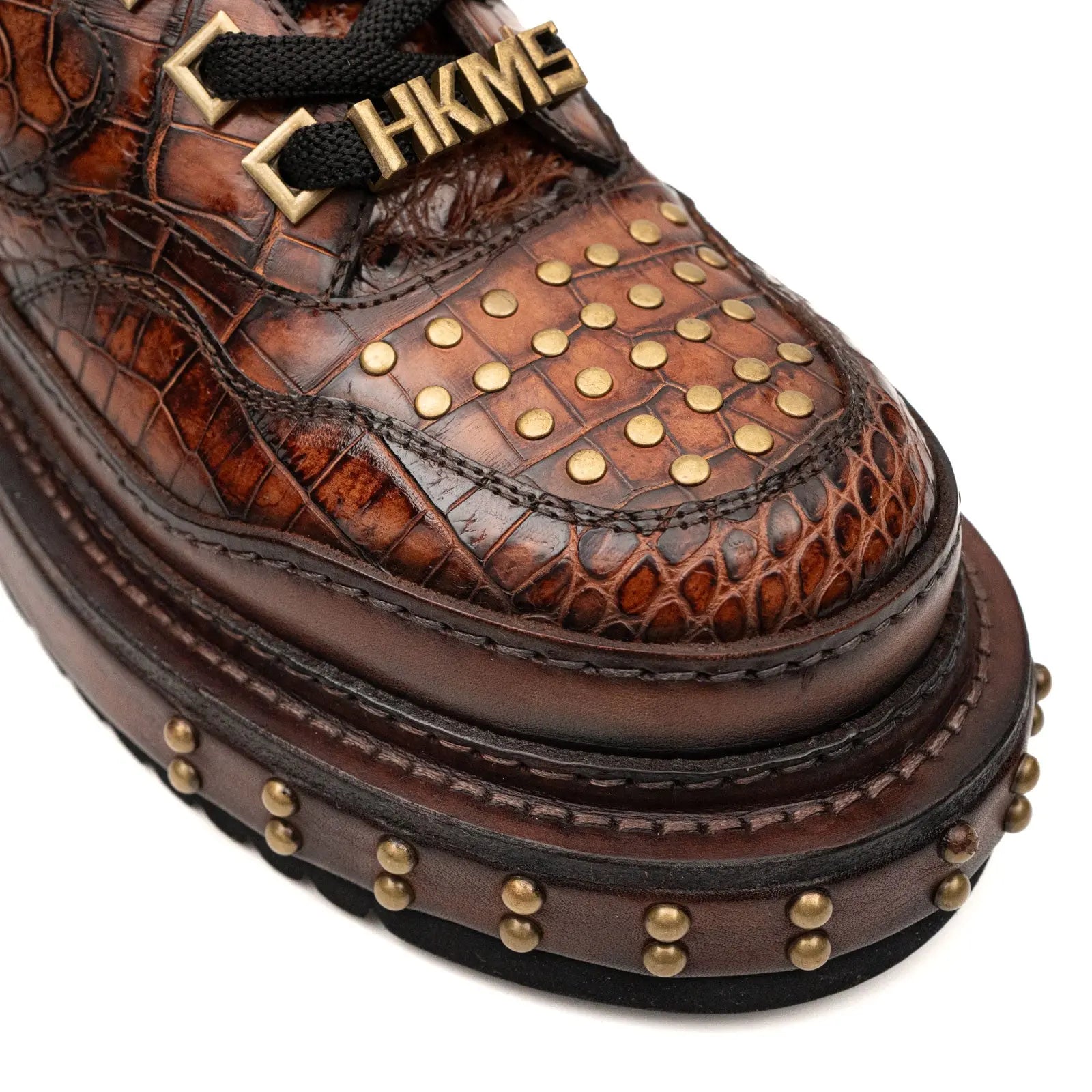 أحذية رياضية منصة مزينة بجلد تمساح النيل بلون الكونياك