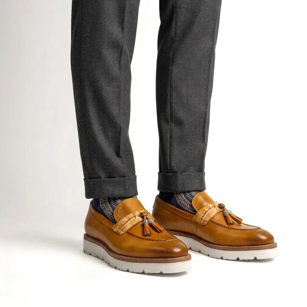 Mocassino con nappine color cognac e suola bianca