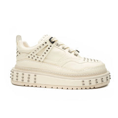 Sneakers con plateau e borchie color avorio