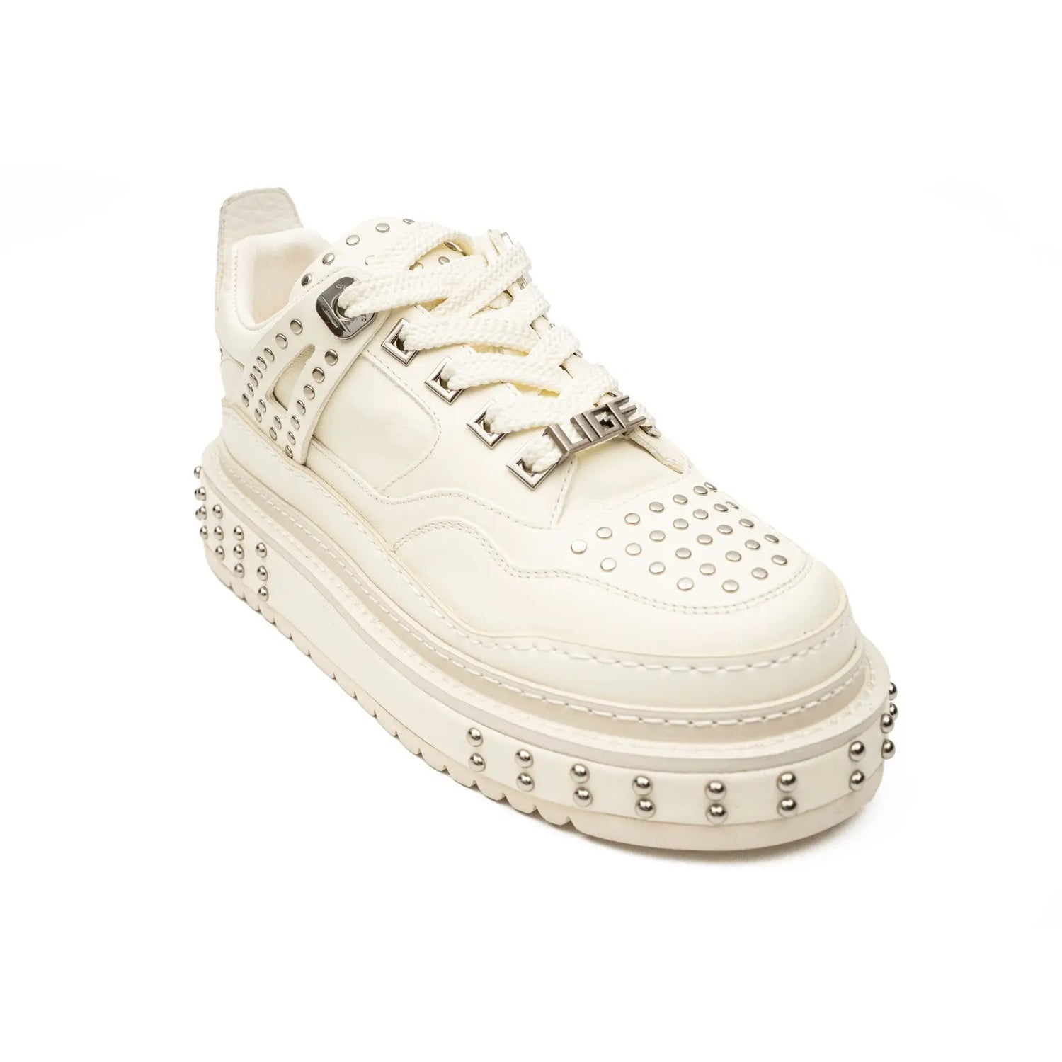 Tênis plataforma com estudos de couro bege