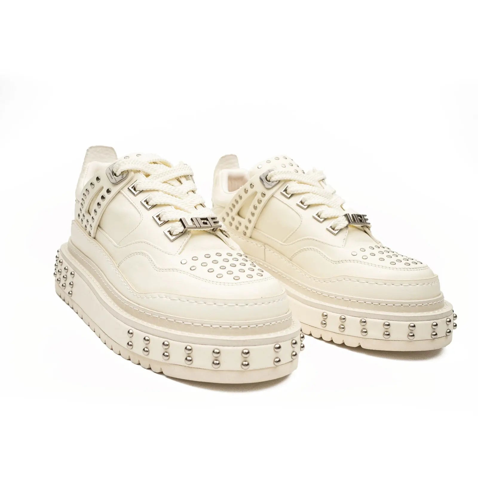 Tênis plataforma com estudos de couro bege