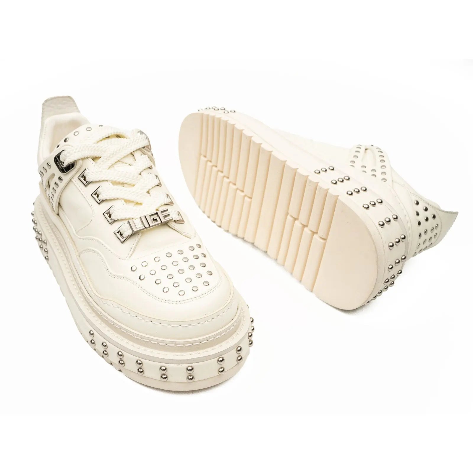 Tênis plataforma com estudos de couro bege