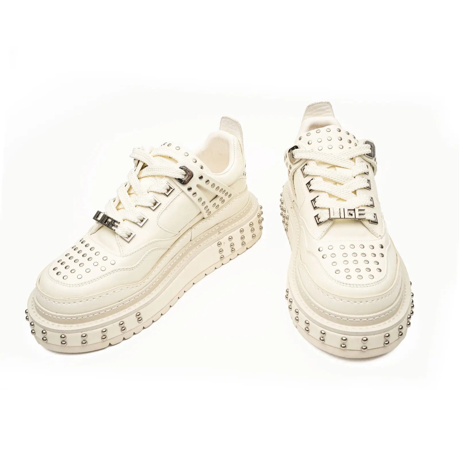 Tênis plataforma com estudos de couro bege