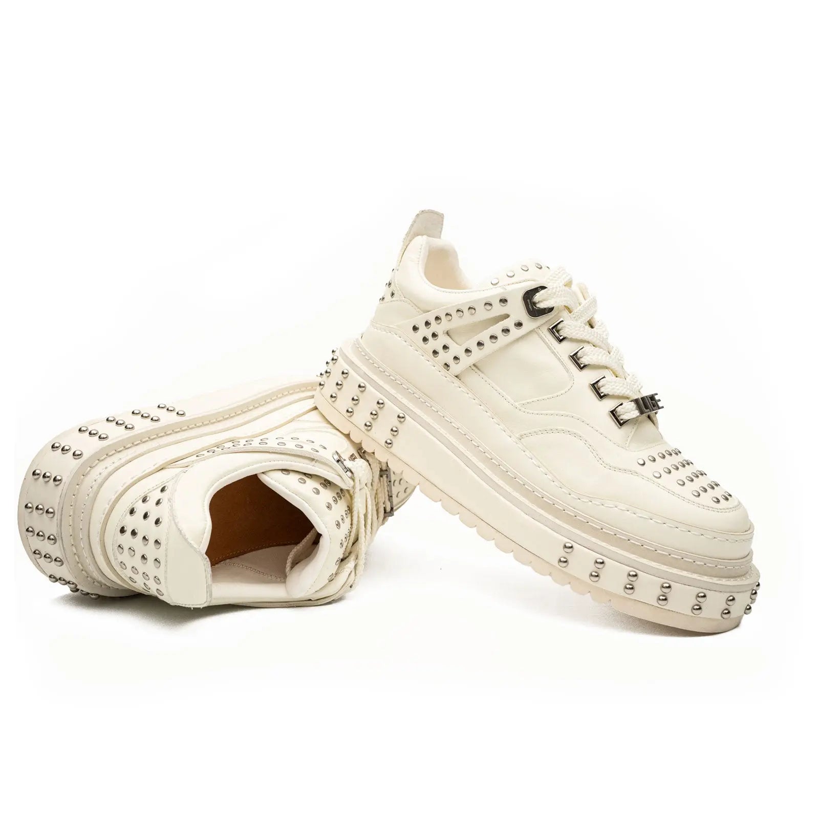 Tênis plataforma com estudos de couro bege