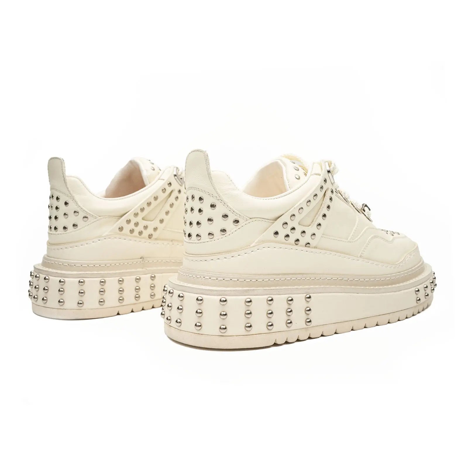 Tênis plataforma com estudos de couro bege