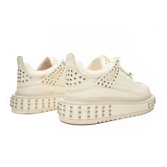 Sneakers con plateau e borchie color avorio