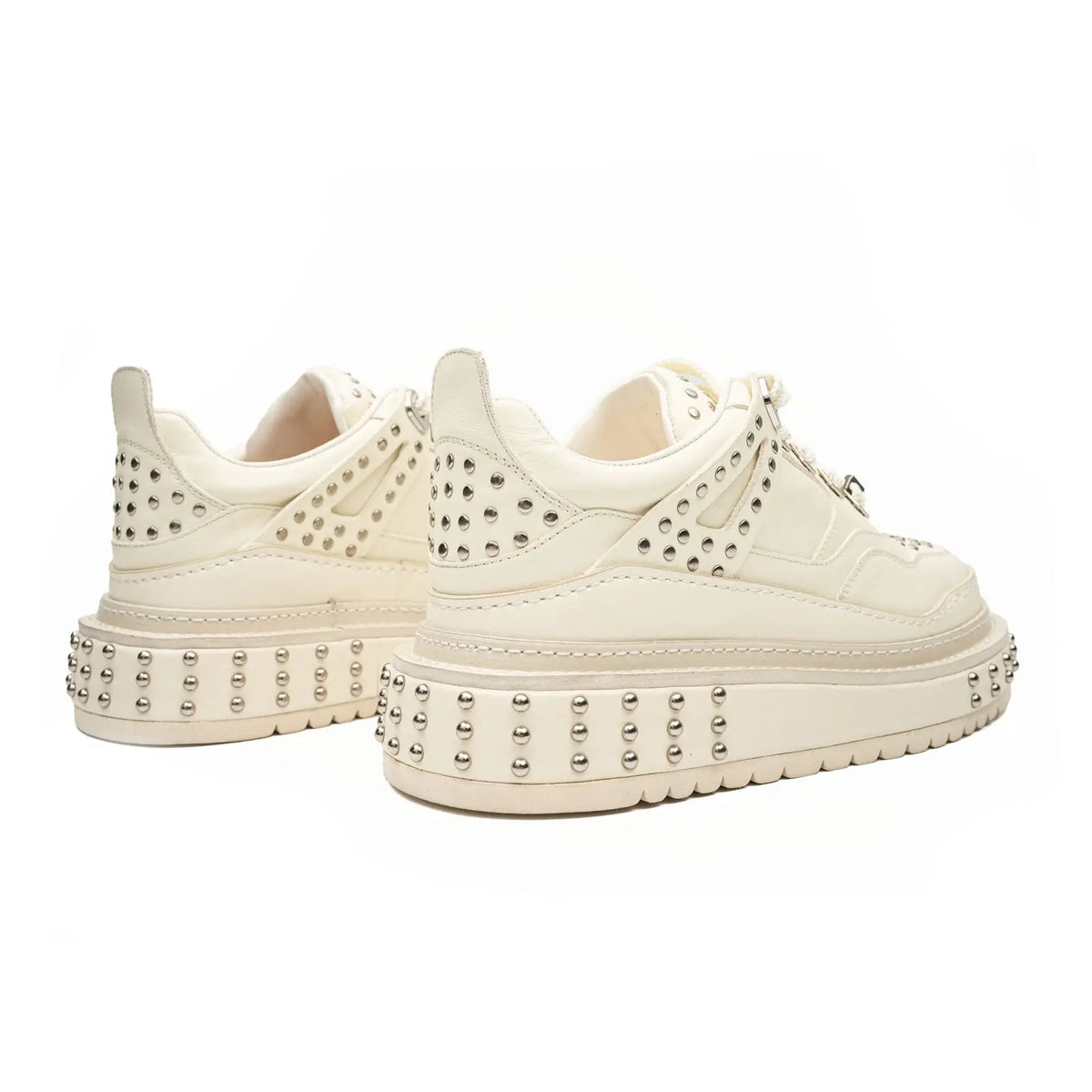 Sneakers con plateau e borchie color avorio