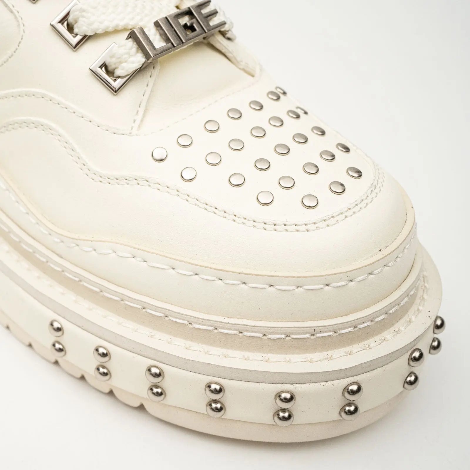 Tênis plataforma com estudos de couro bege